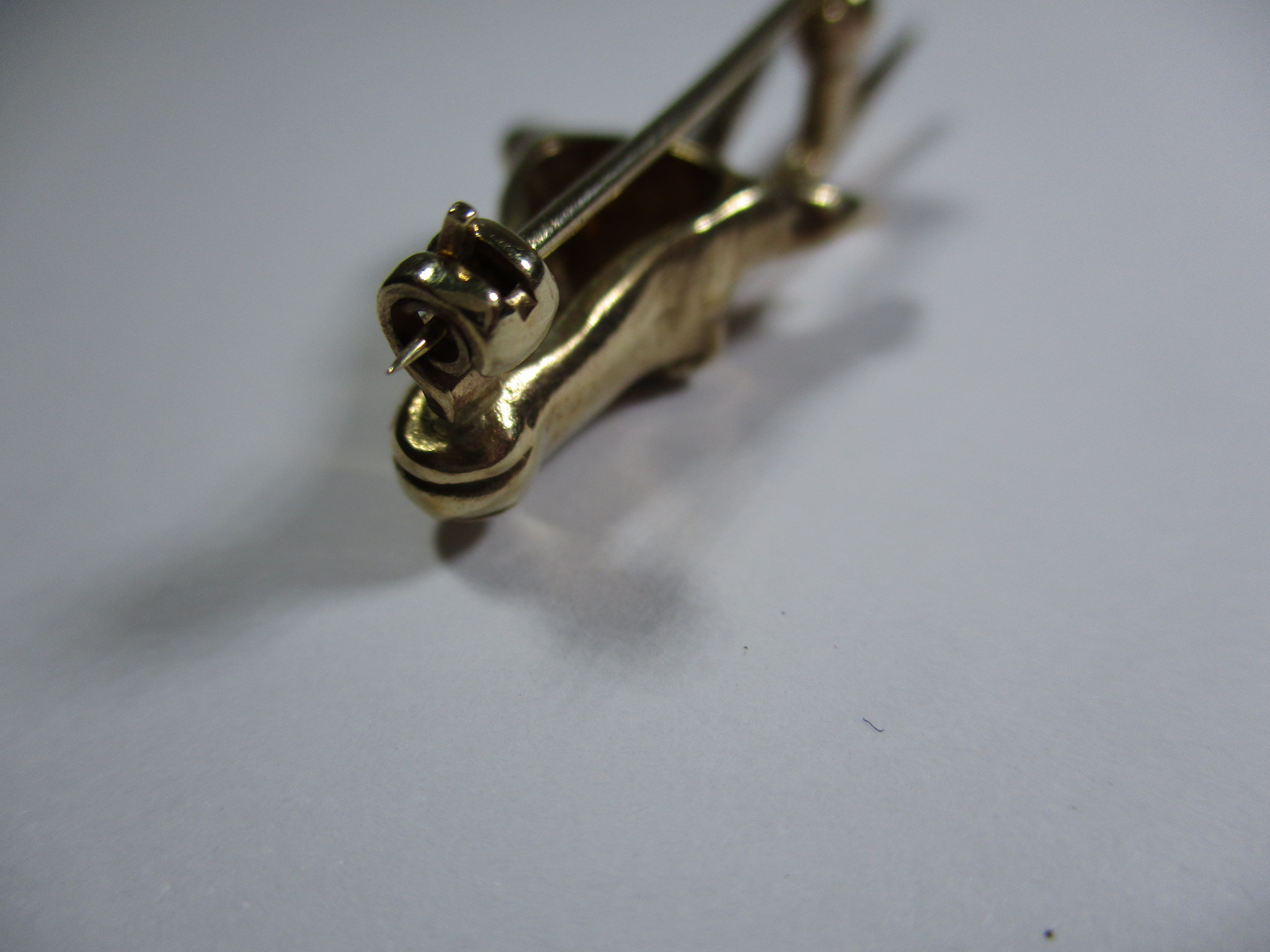 A 9ct yellow gold brooch in the form of an Antelope, approx weight 5.5g - Image 7 of 7