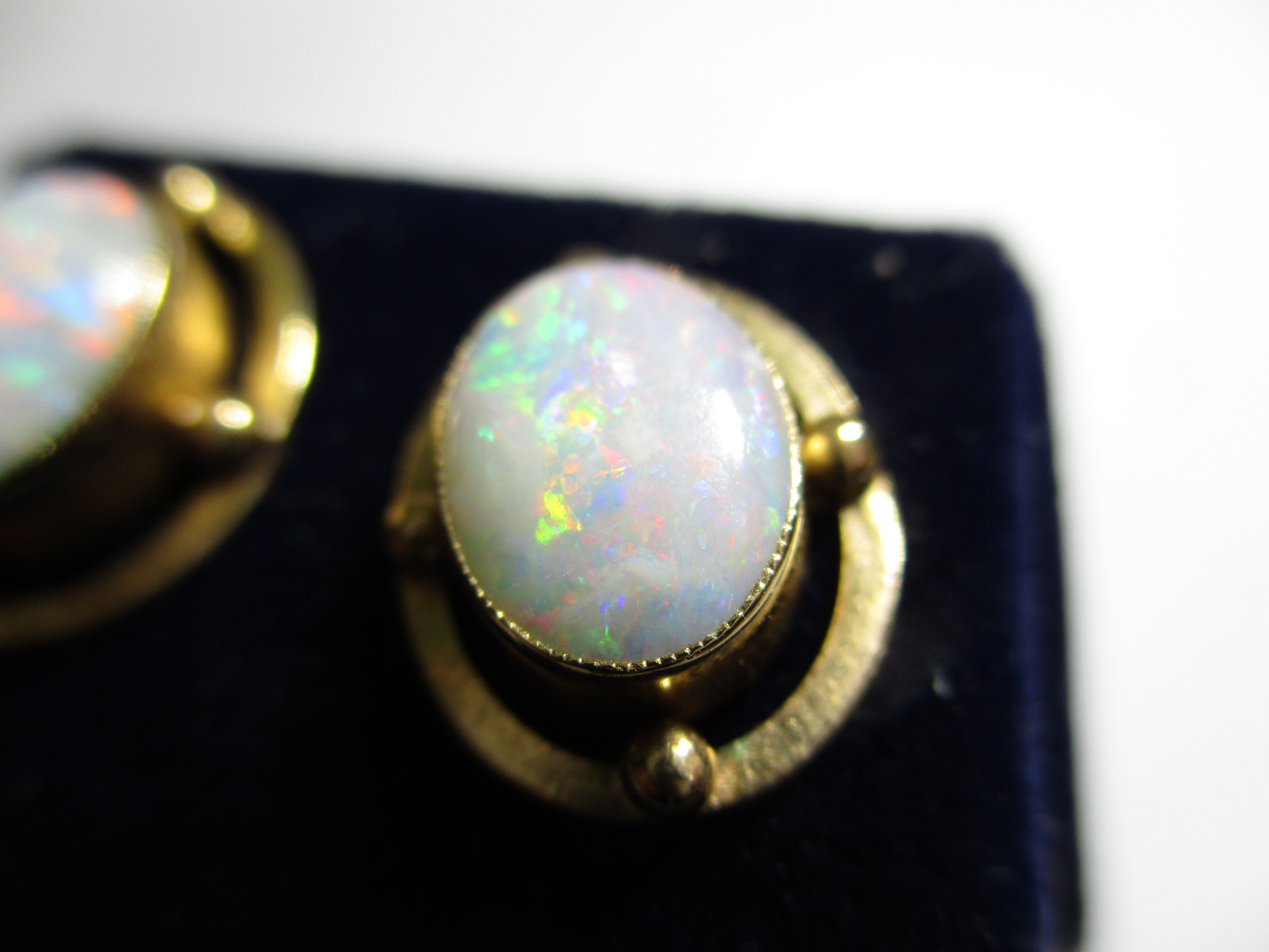 An antique 18ct gold ring set with opals and diamonds and 2 pairs of 9ct gold and opal earrings - Image 11 of 12