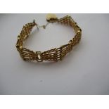 A 9ct yellow gold gate bracelet, approx. weight 14.7g.