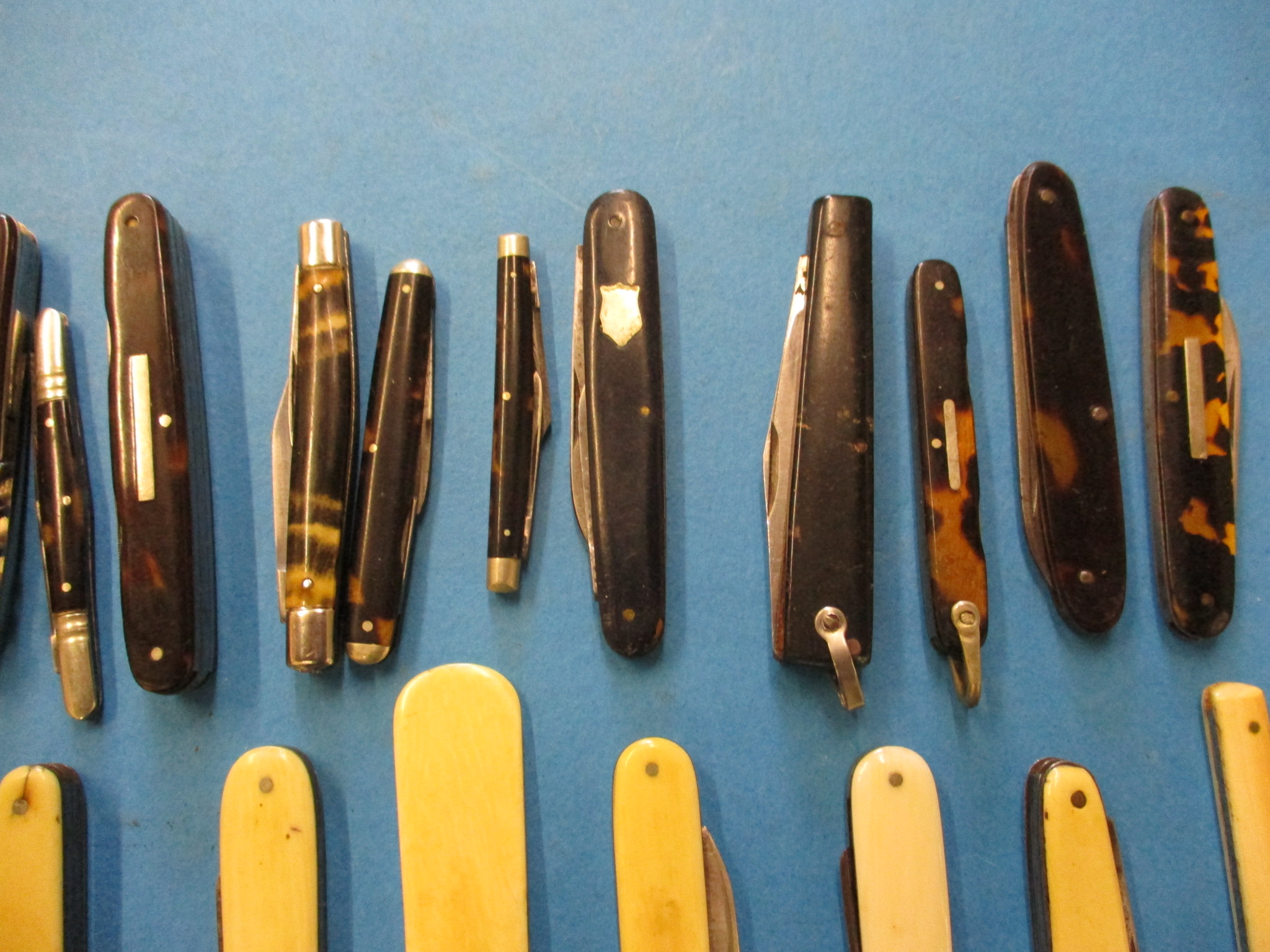 A large quantity of 19th century and later pocket knives. - Image 6 of 9