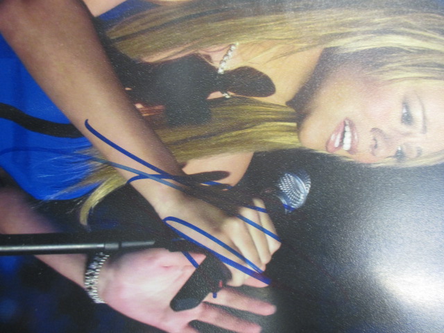 A quantity of signed celebrity photographs, to include Barbra Streisand - Image 7 of 10