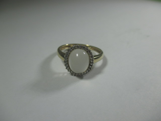 A 9ct gold dress ring with central cabochon Moonstone - Image 5 of 6