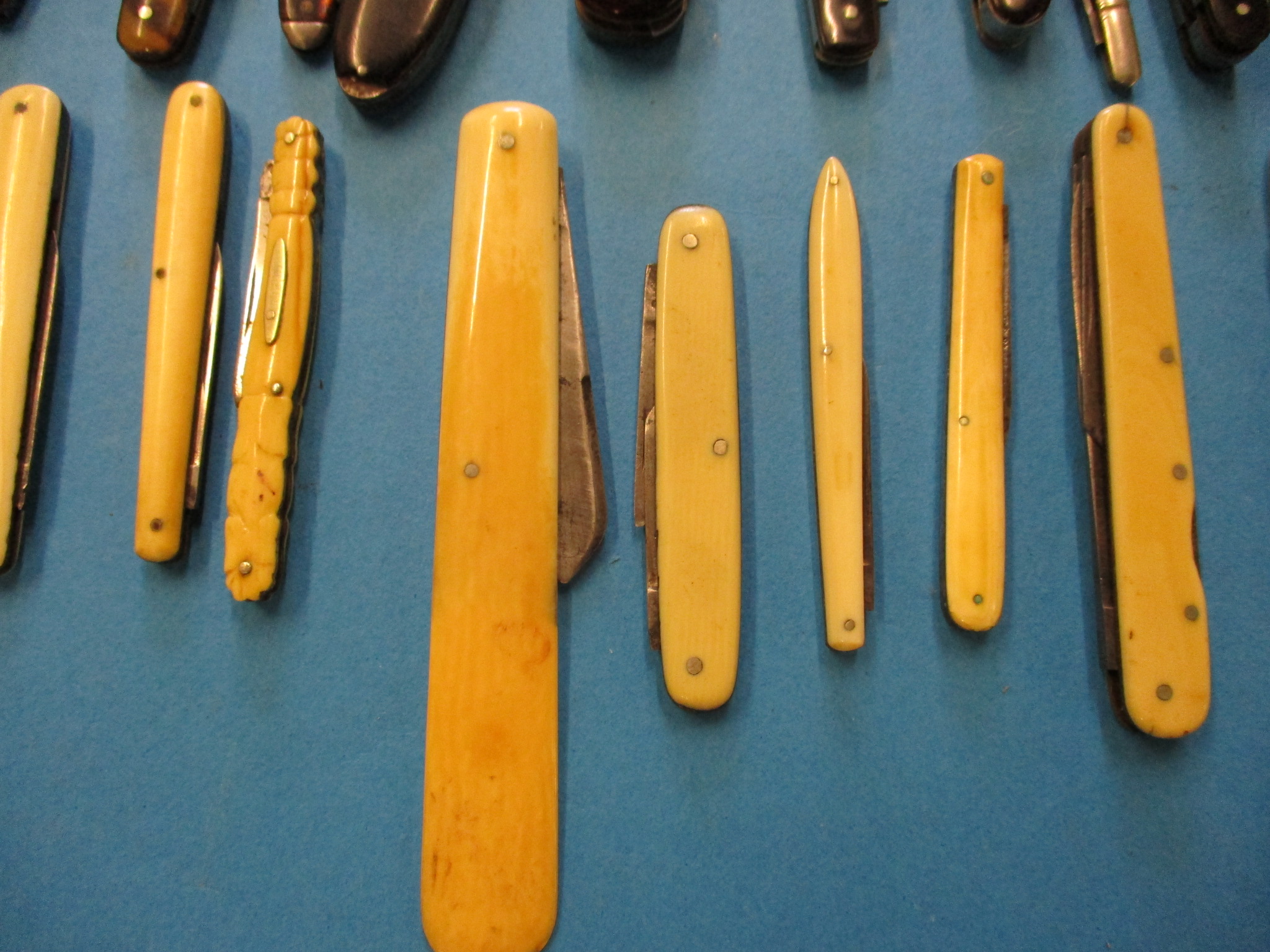 A large quantity of 19th century and later pocket knives. - Image 4 of 9