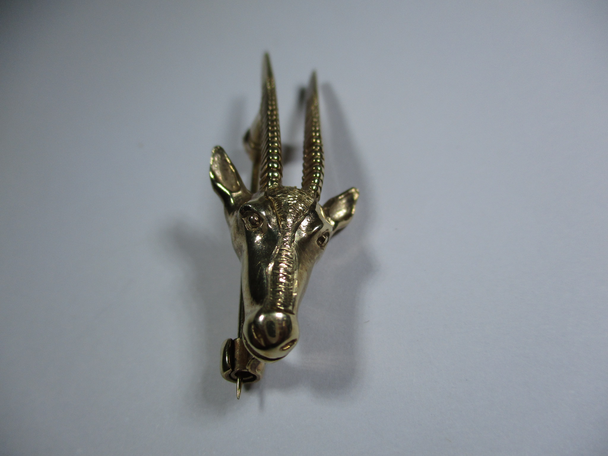 A 9ct yellow gold brooch in the form of an Antelope, approx weight 5.5g - Image 2 of 7