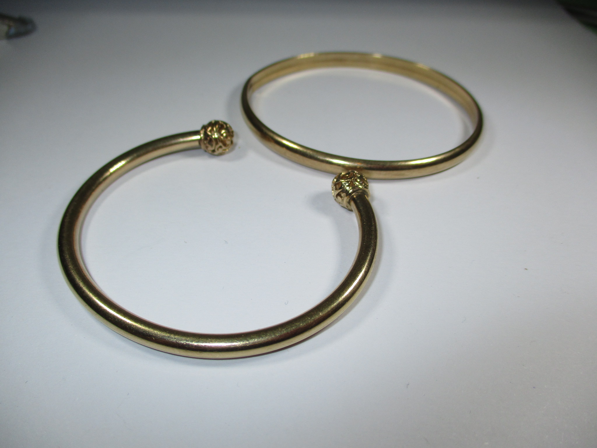 A gold torque type bangle and another yellow metal example - Image 2 of 9