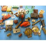 A quantity of mixed collectable items