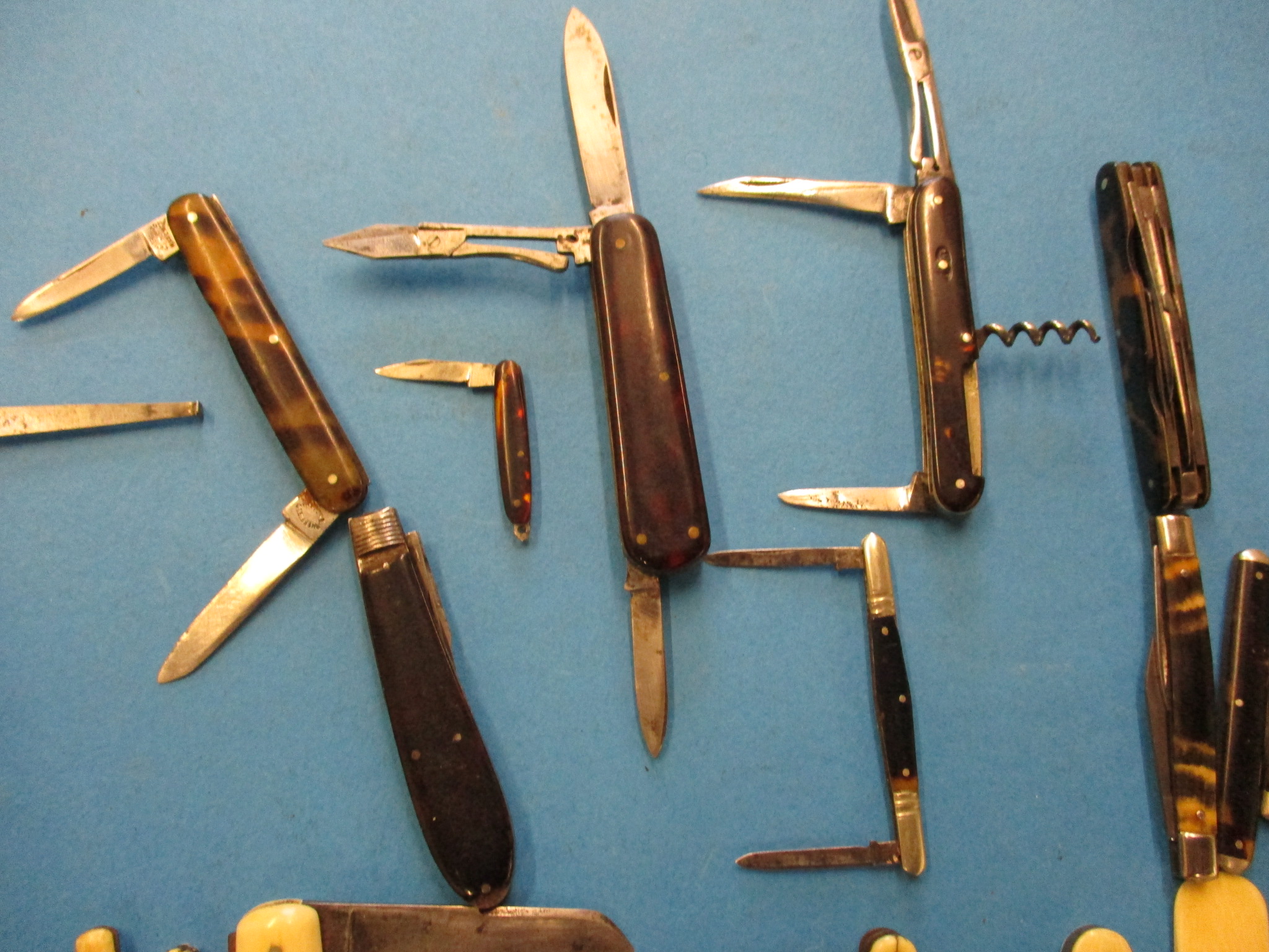 A large quantity of 19th century and later pocket knives. - Image 9 of 9