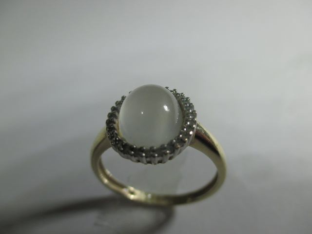 A 9ct gold dress ring with central cabochon Moonstone - Image 2 of 6