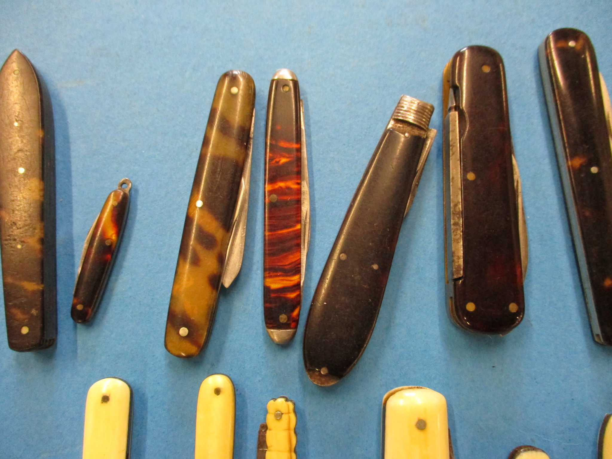 A large quantity of 19th century and later pocket knives. - Image 5 of 9