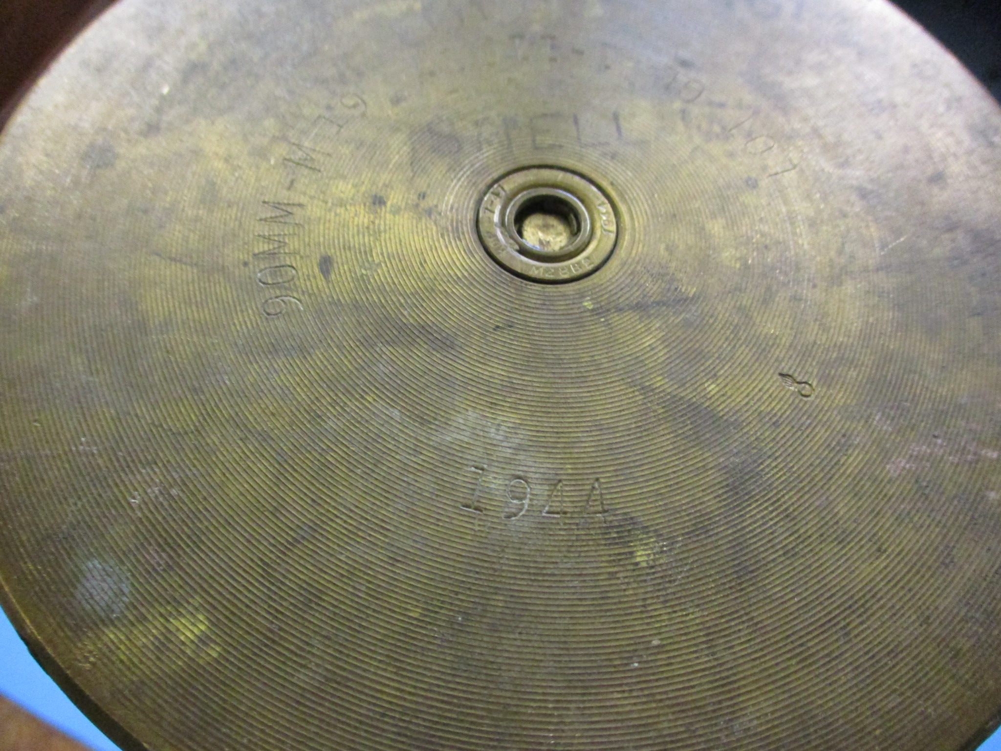A large WWII 90mm brass shell case dated 1944 - Image 8 of 8