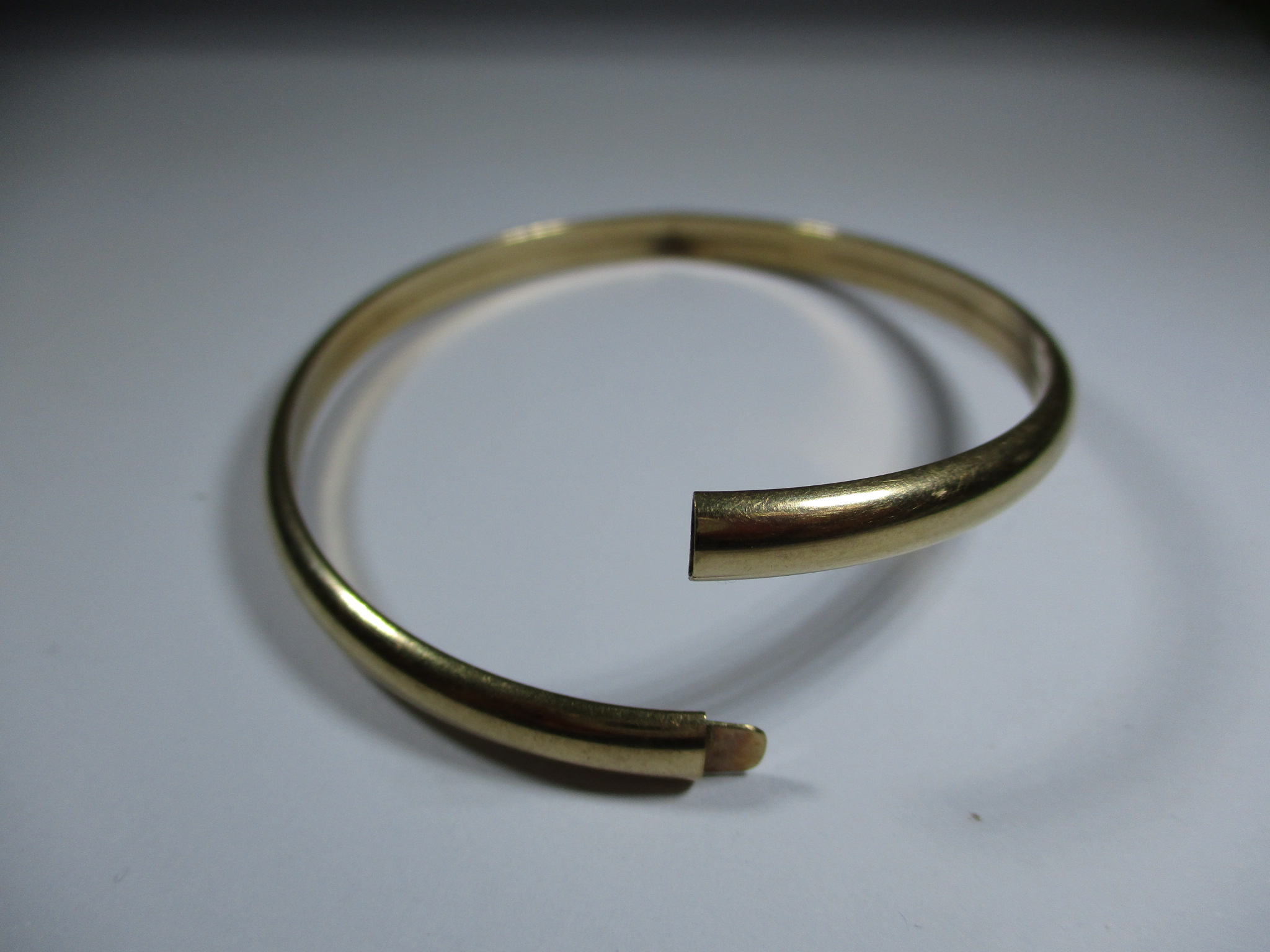 A gold torque type bangle and another yellow metal example - Image 6 of 9