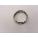 An 18ct white gold ring, approx. weight 7.4g approx. ring size T