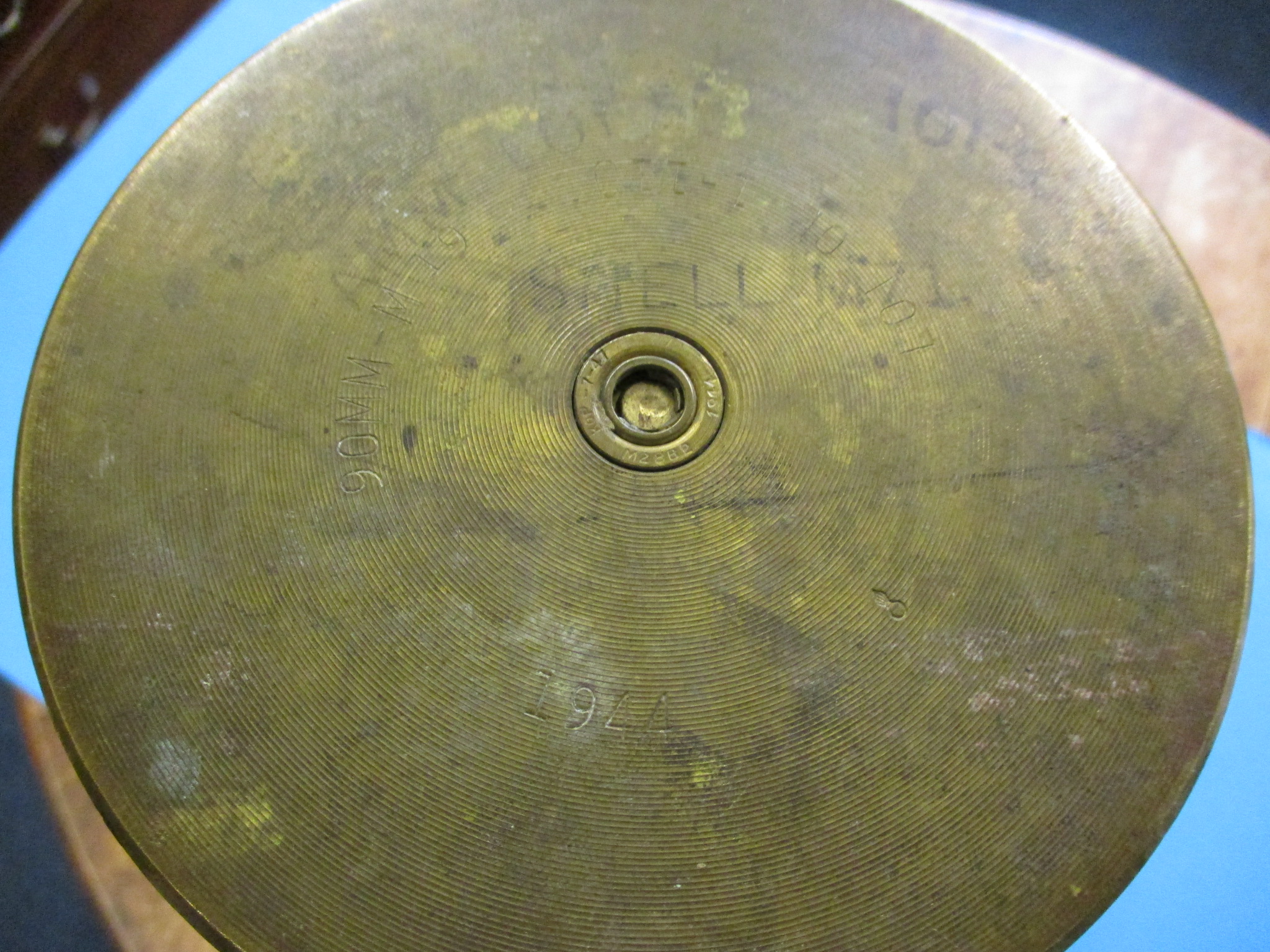 A large WWII 90mm brass shell case dated 1944 - Image 5 of 8