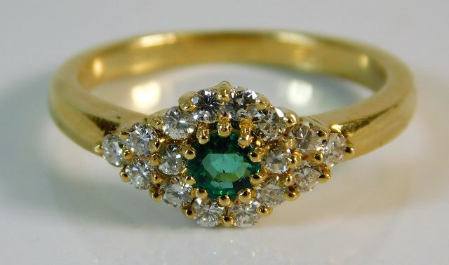 An 18ct gold ring set with approx. 0.33ct diamond & emerald size N 4.4g