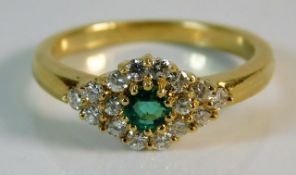 An 18ct gold ring set with approx. 0.33ct diamond & emerald size N 4.4g
