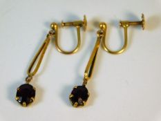 A pair of yellow metal garnet earrings 1.7g