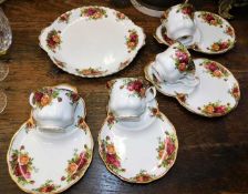 Four Royal Albert country roses cups & biscuit sau