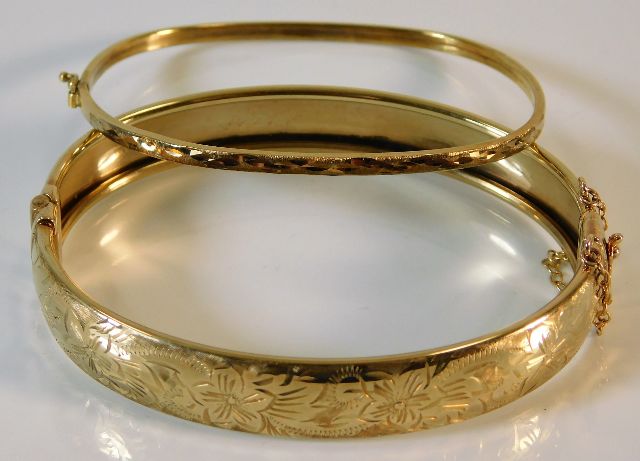 Two 9ct gold bangles with chased decor 20.4g