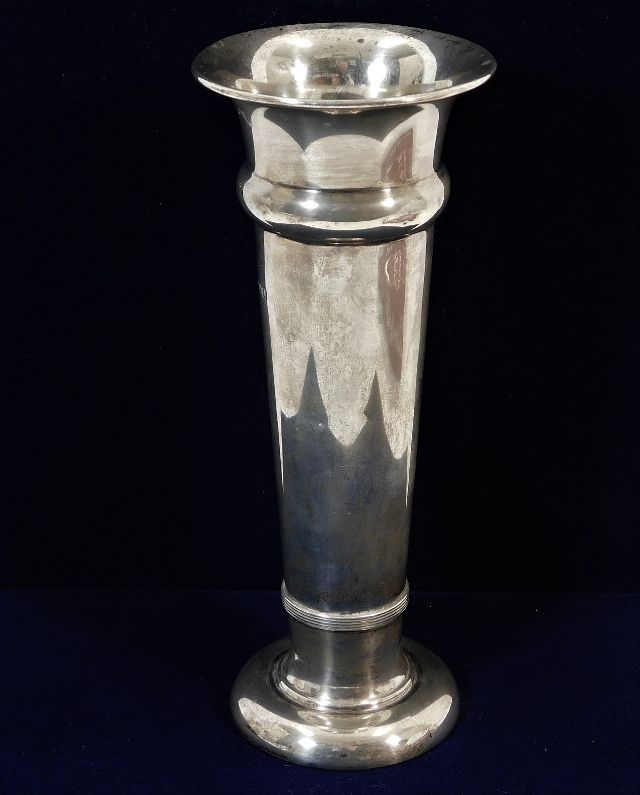 A silver vase by Aitken Bros. of Sheffield 162g in