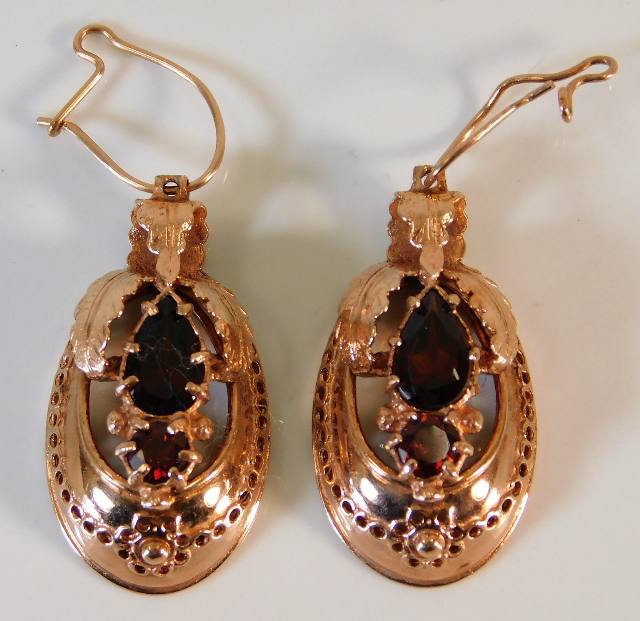 A pair of yellow metal earrings set with garnet 8.