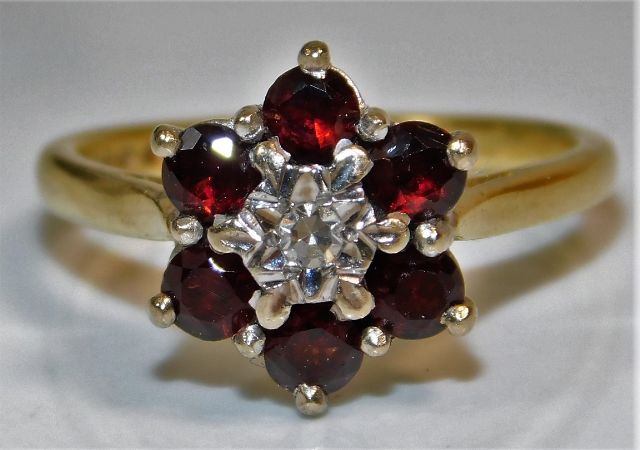 A 18ct gold ring set with garnet & small diamond 4.3g size L/M