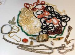 A quantity of costume jewellery items including a