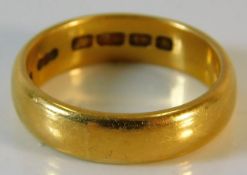 A 22ct gold wedding band 7.8g