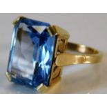 A 9ct gold ring set with large topaz 6.6g size L