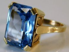 A 9ct gold ring set with large topaz 6.6g size L