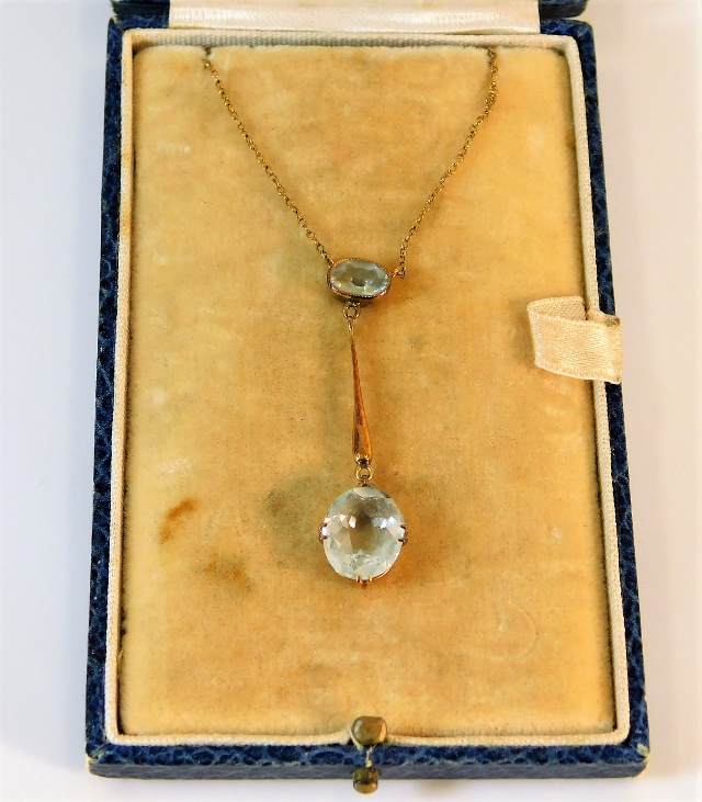 An Edwardian 15ct gold necklace set with aquamarin