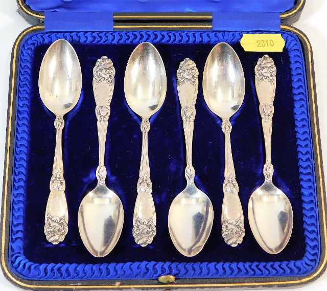 A cased set of sterling silver spoons 67g