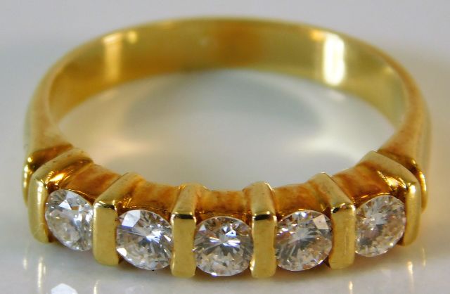 A yellow metal half eternity ring set with approx. 0.5ct diamond size 4.2g size M/N