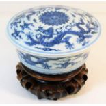 A Chinese porcelain bowl with dragon decor & ornat