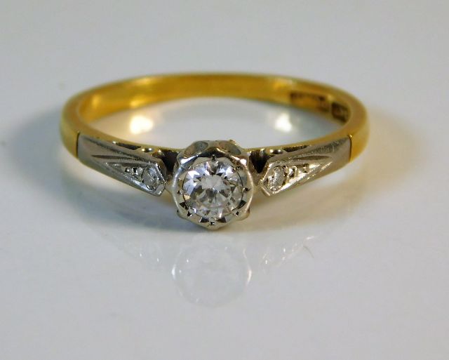 An 18ct gold ring with platinum mounted diamond of