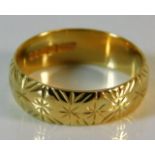 An 18ct gold band 5.8g size R/S