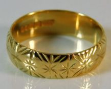 An 18ct gold band 5.8g size R/S