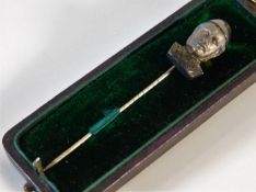 An antique silver tie pin with detailed bust 2.3g