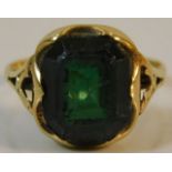 A yellow metal antique ring with green stone 4.3g