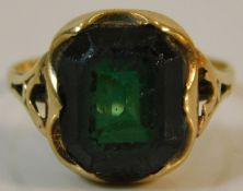 A yellow metal antique ring with green stone 4.3g