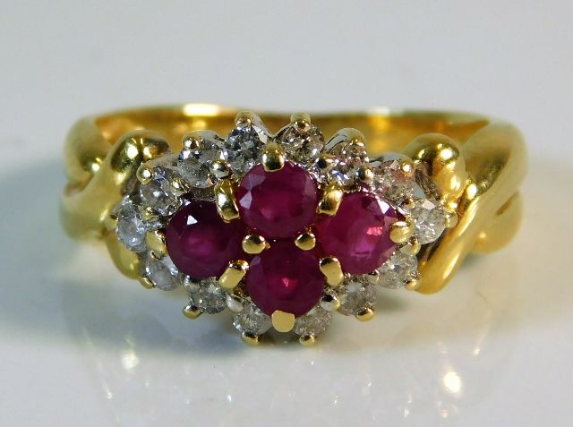 An 18ct gold diamond & ruby ring 3.3g size H/I