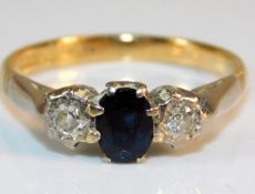 An 18ct gold ring set with sapphire & diamond 2.6g