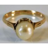 A yellow metal ring set with cultured pearl 2.9g s