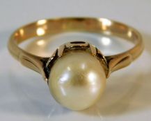 A yellow metal ring set with cultured pearl 2.9g s