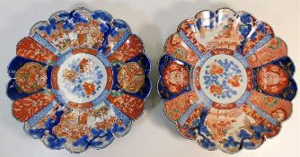 A pair of scalloped c.1900 Japanese imari dishes,