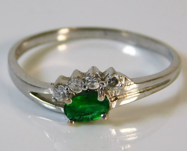 An 18ct white gold emerald & diamond ring 1.1g siz