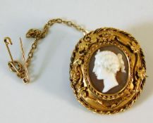 An antique yellow metal & cameo brooch 4.9g