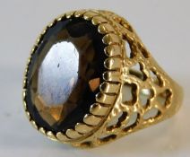 A 9ct gold ring set with large quartz 6.3g size L/