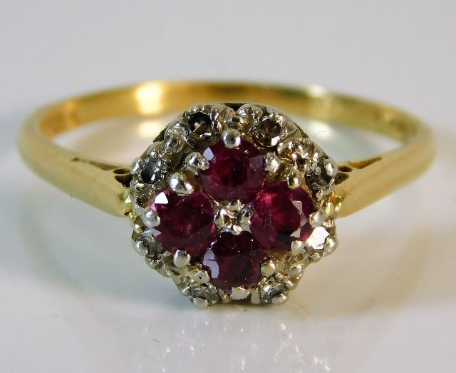 An 18ct gold diamond & ruby ring 3.7g size R/S