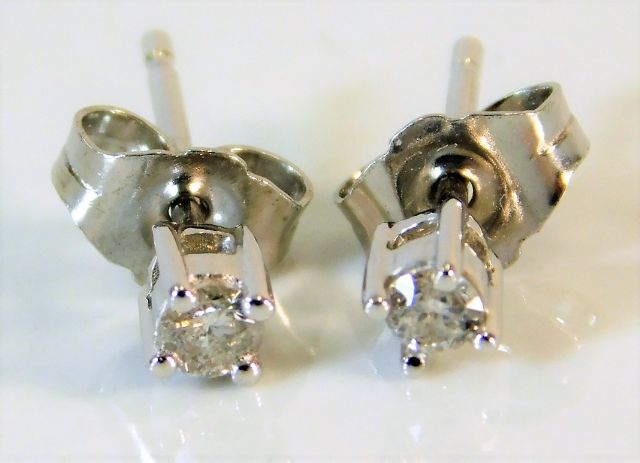 A pair of 9ct white gold diamond earrings 0.7g