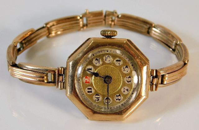 A 9ct gold strap & case ladies wristwatch 21.4g in